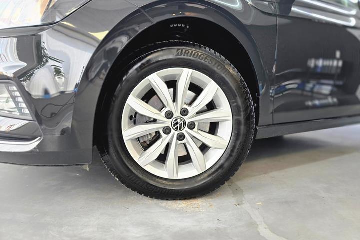 Grå VW Polo fra 2021
