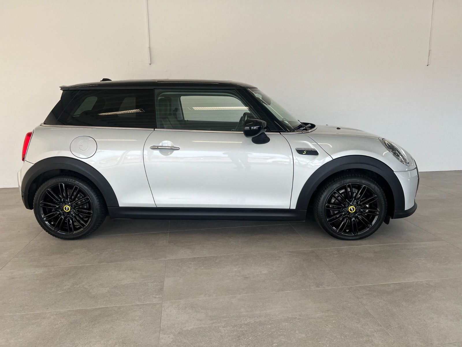 Sølv Mini Cooper SE fra 2021