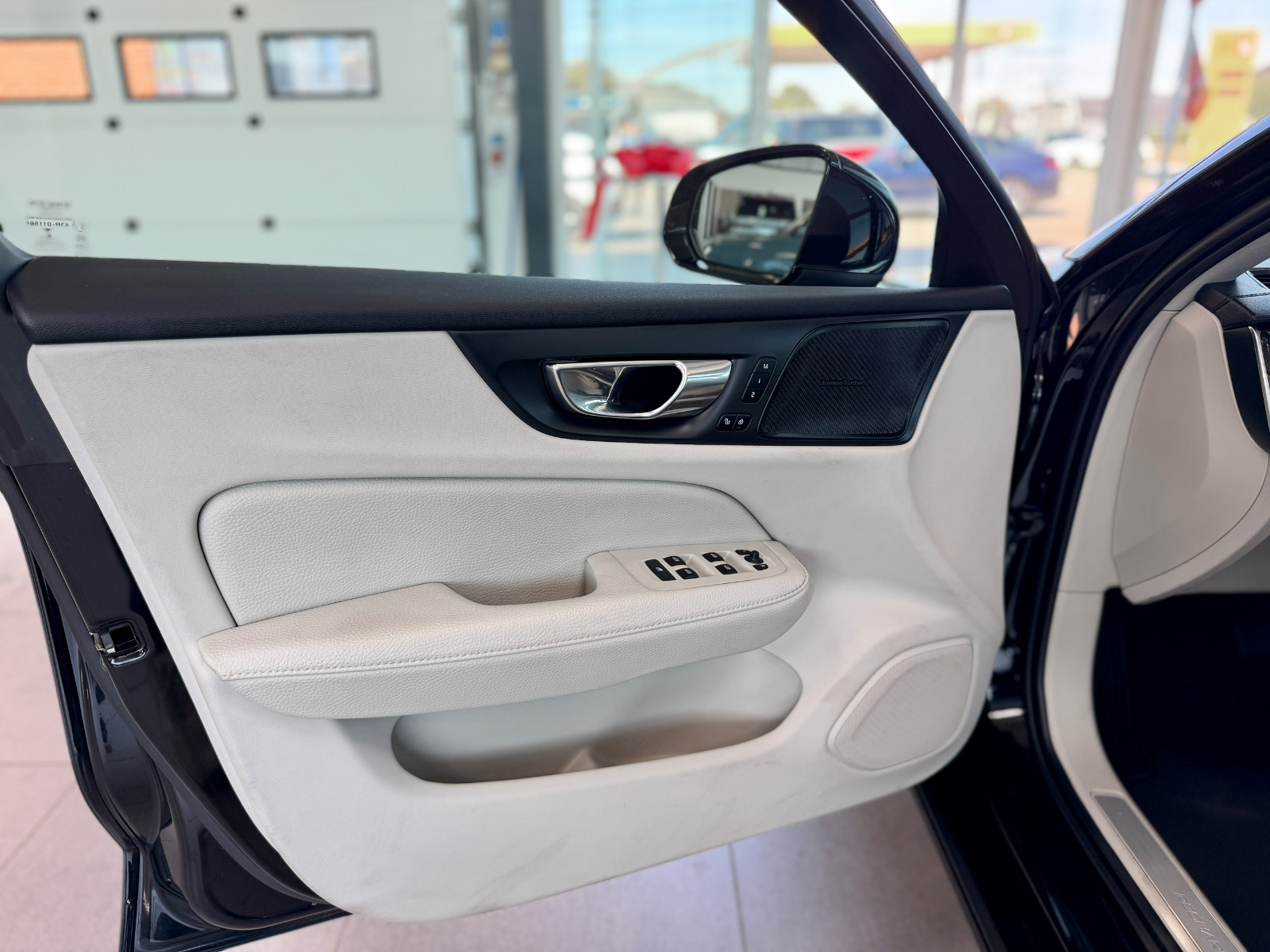 Gul Volvo V60 fra 2022