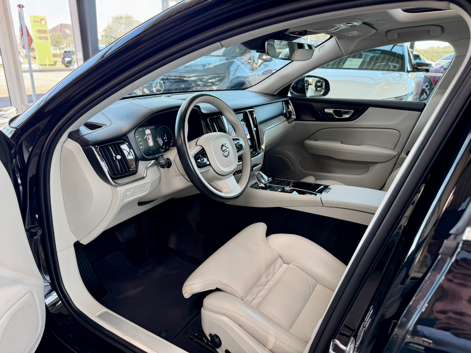 Gul Volvo V60 fra 2022
