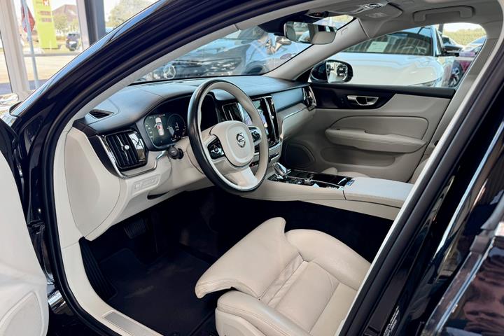 Gul Volvo V60 fra 2022