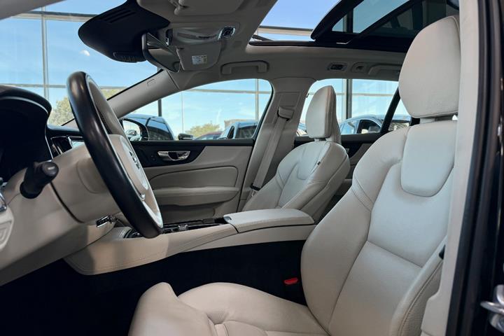 Gul Volvo V60 fra 2022