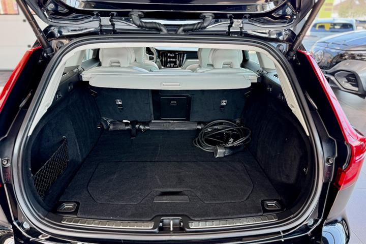 Gul Volvo V60 fra 2022