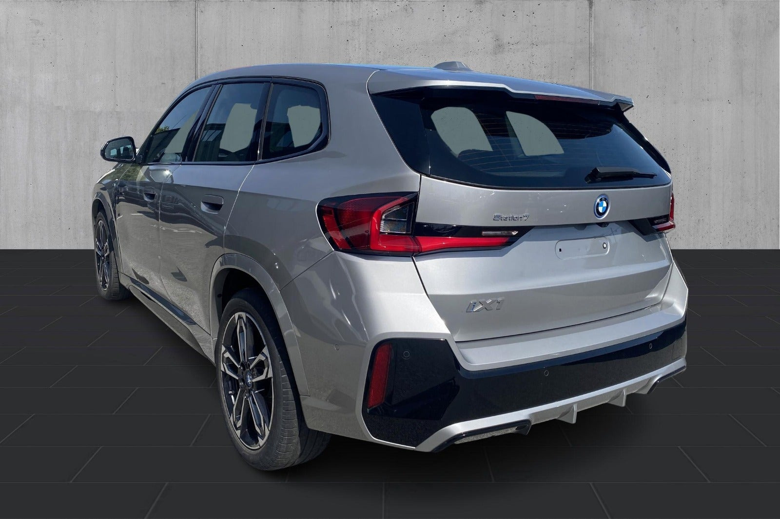 Sølv BMW iX1 fra 2024