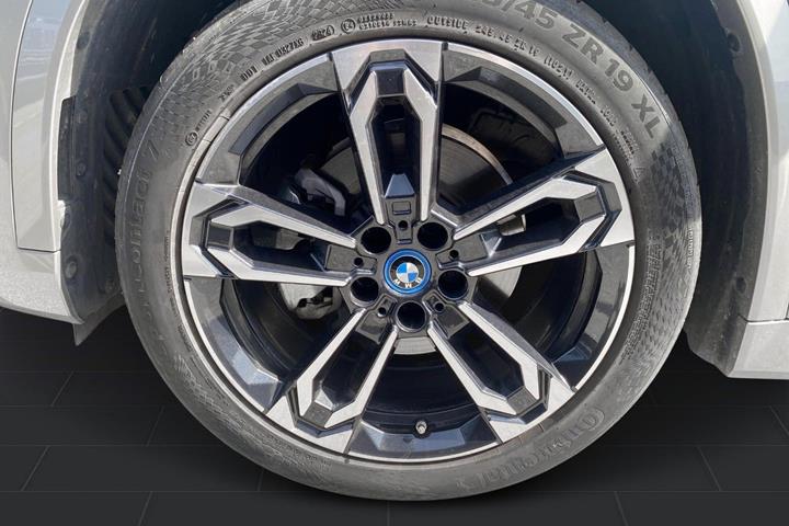 Sølv BMW iX1 fra 2024