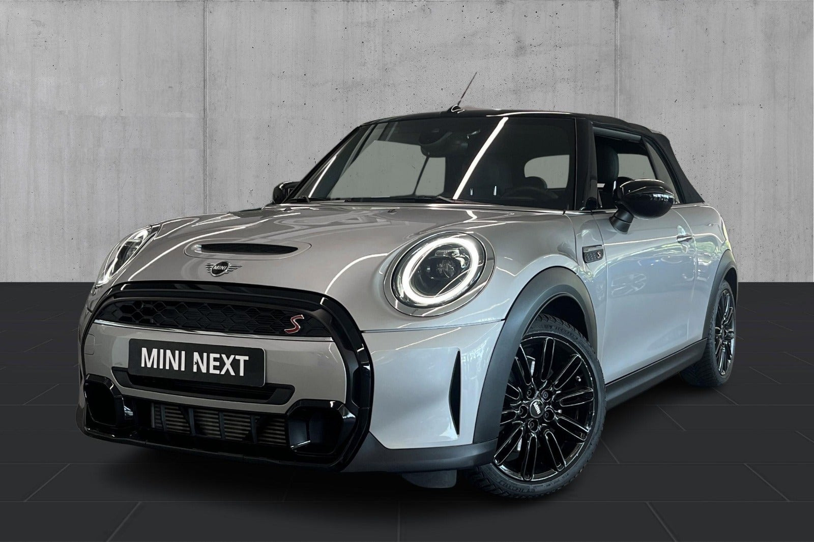 Sølv Mini Cooper S fra 2023 set udefra