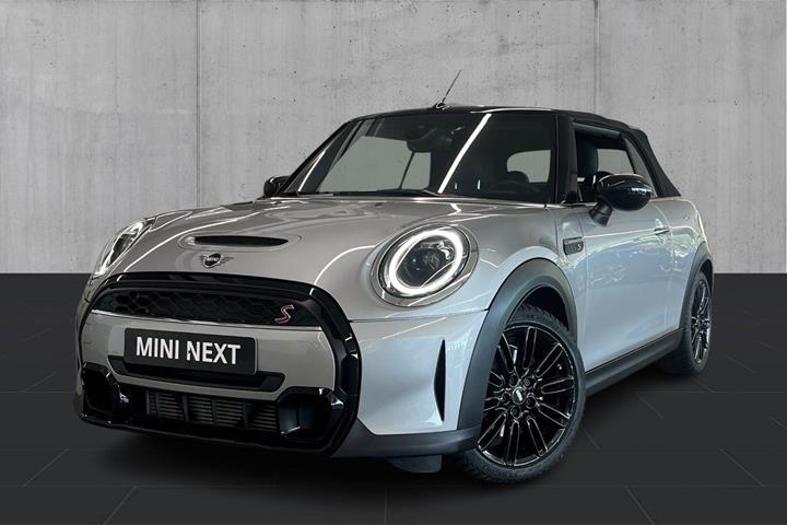 Sølv Mini Cooper S fra 2023 set udefra