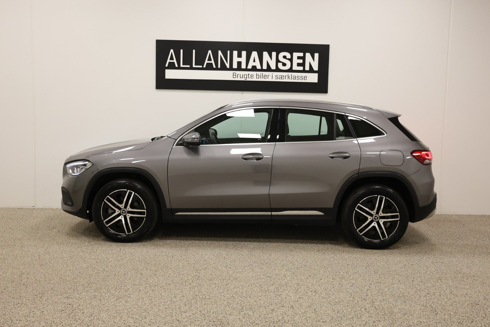 Grå Mercedes GLA250 e fra 2022
