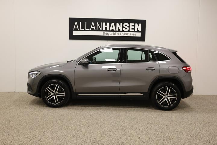 Grå Mercedes GLA250 e fra 2022