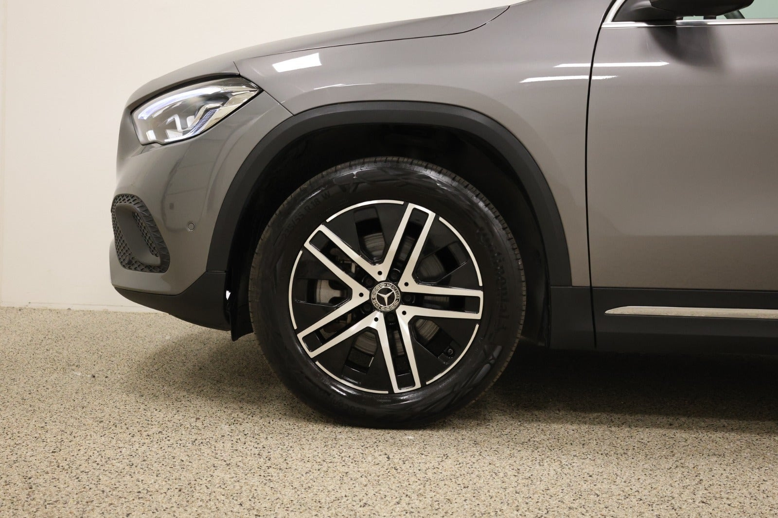 Grå Mercedes GLA250 e fra 2022