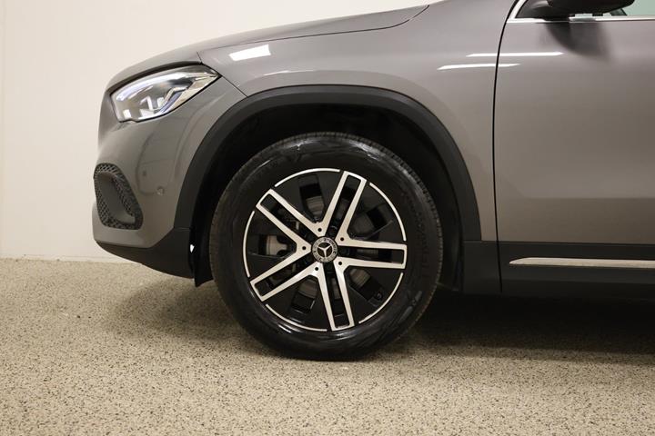 Grå Mercedes GLA250 e fra 2022