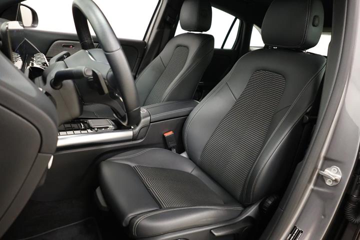 Grå Mercedes GLA250 e fra 2022