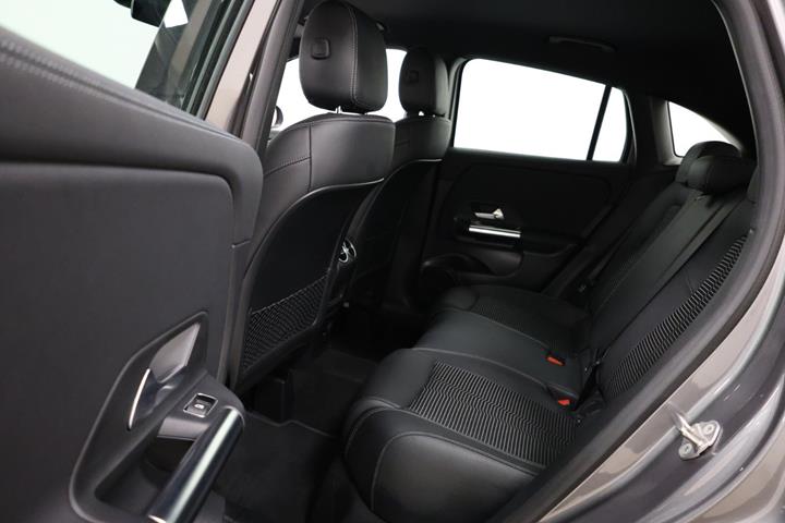 Grå Mercedes GLA250 e fra 2022