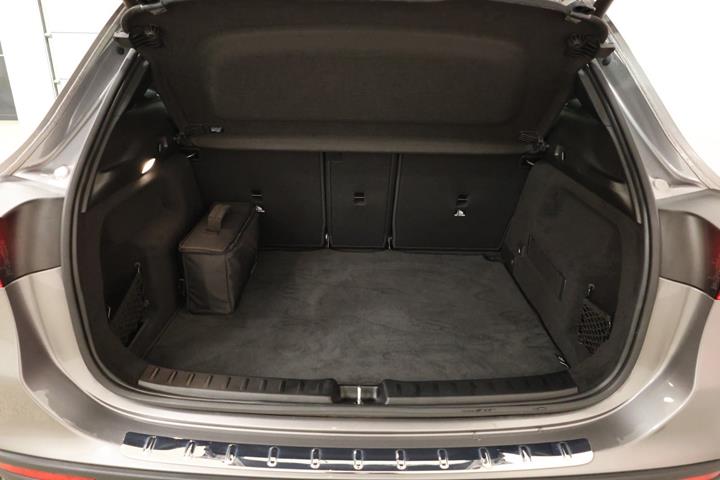 Grå Mercedes GLA250 e fra 2022