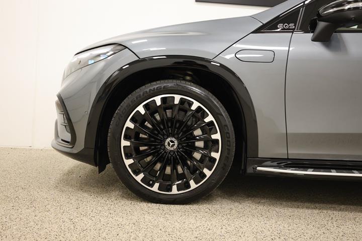 Grå Mercedes EQS580 SUV fra 2024