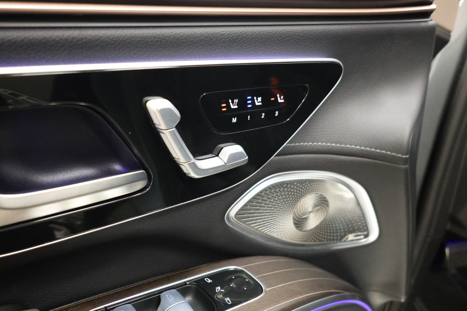 Grå Mercedes EQS580 SUV fra 2024