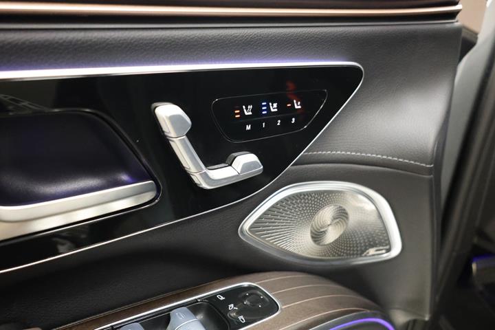 Grå Mercedes EQS580 SUV fra 2024