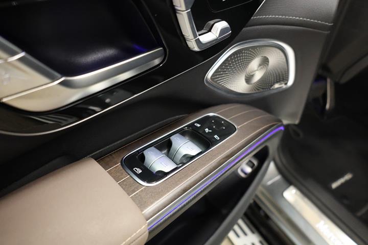 Grå Mercedes EQS580 SUV fra 2024
