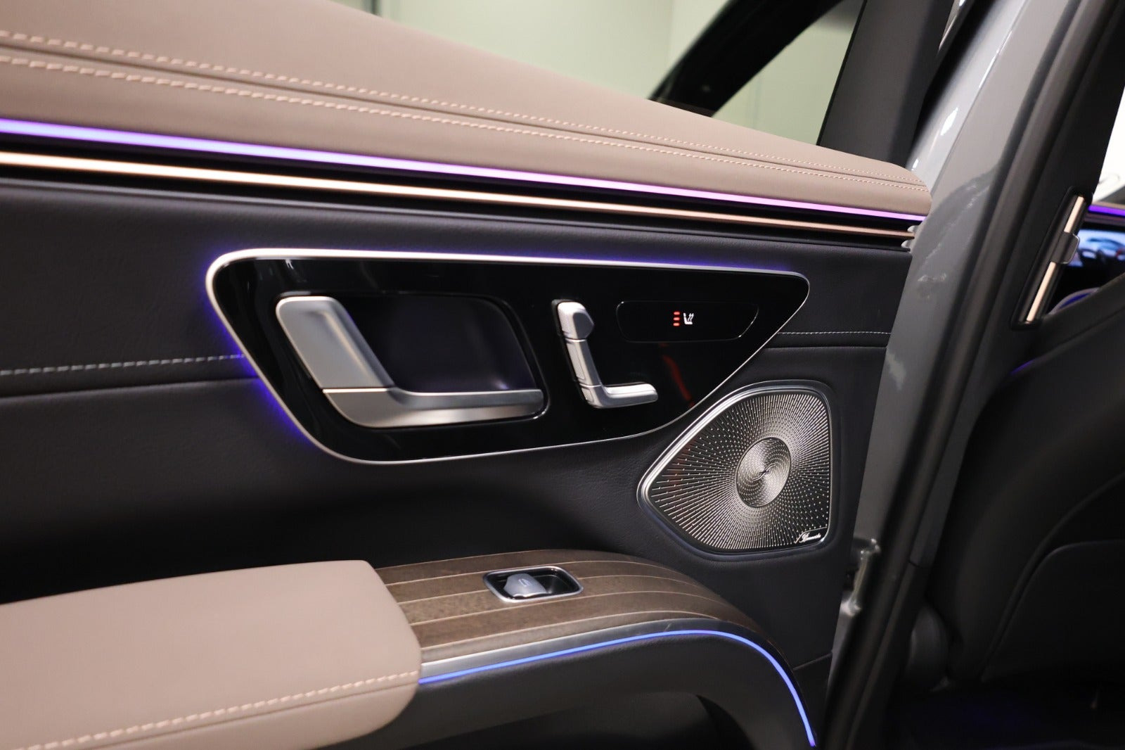 Grå Mercedes EQS580 SUV fra 2024