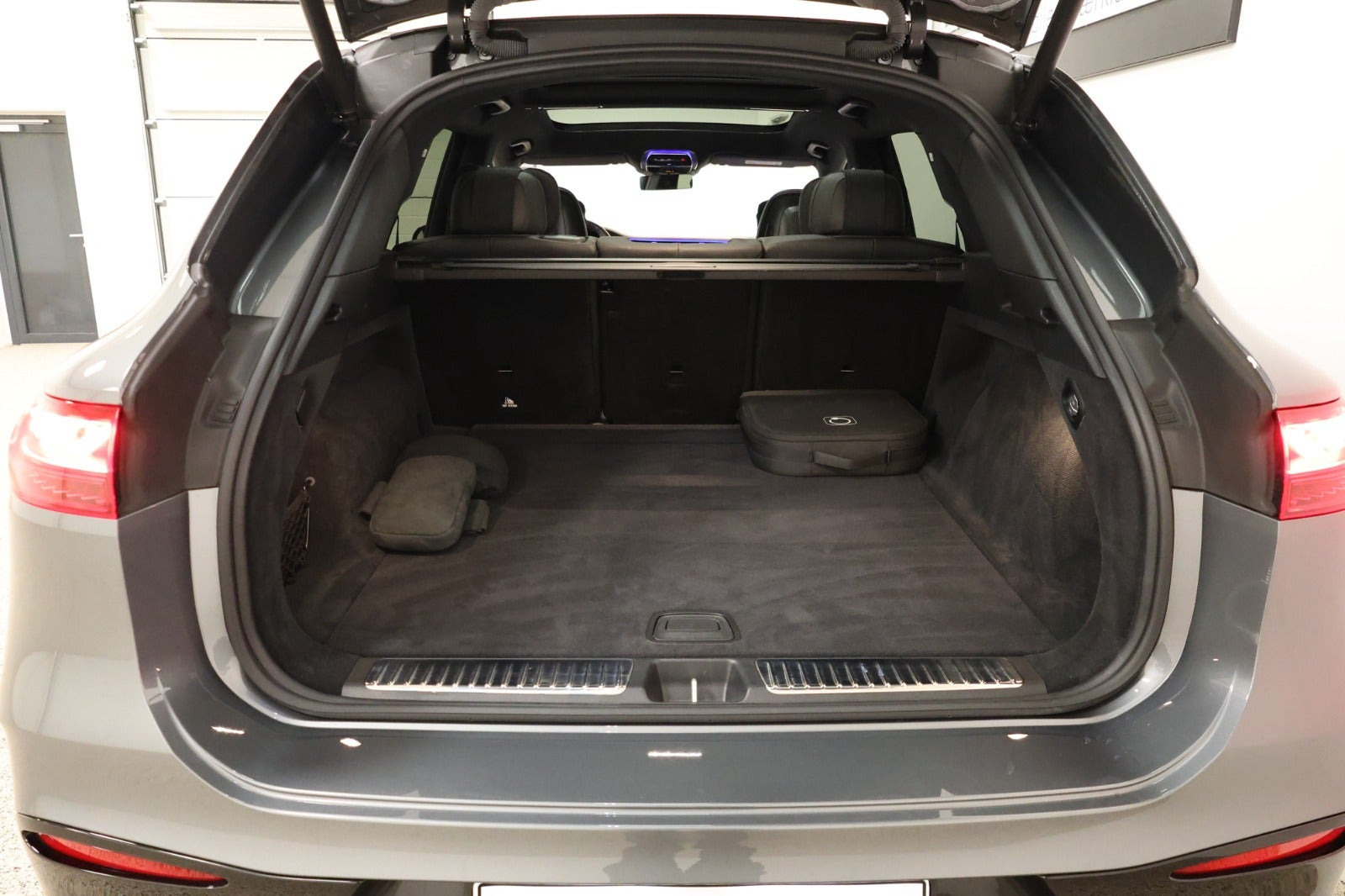 Grå Mercedes EQS580 SUV fra 2024