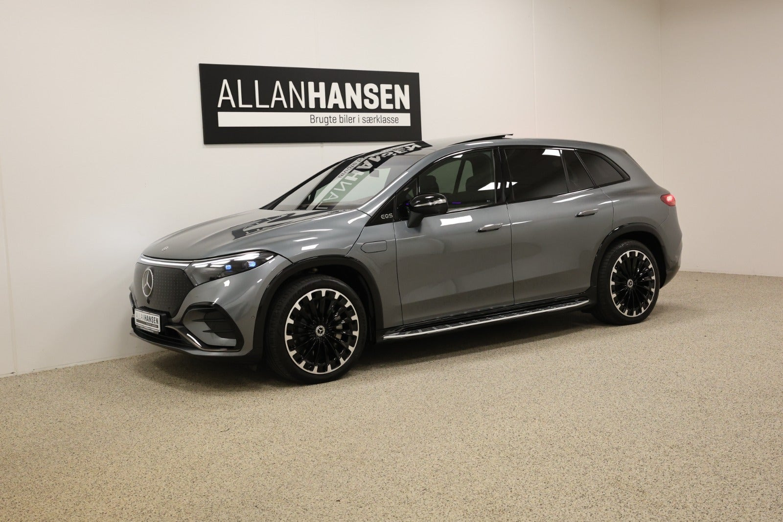 Grå Mercedes EQS580 SUV fra 2024