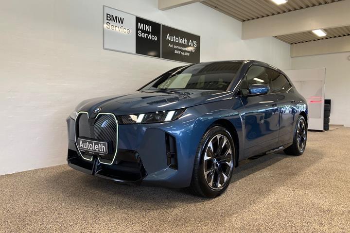 Blå BMW iX fra 2025