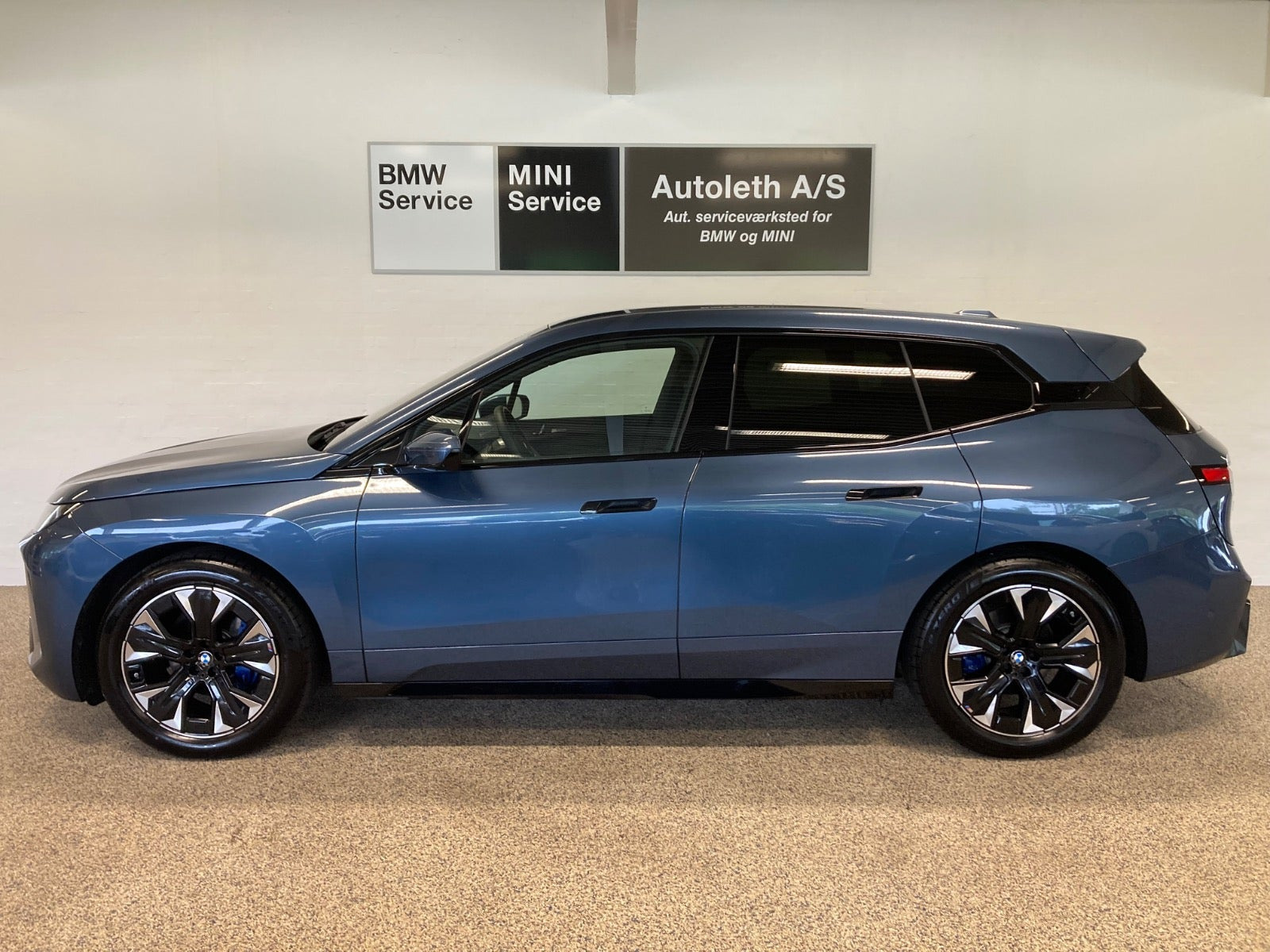 Blå BMW iX fra 2025