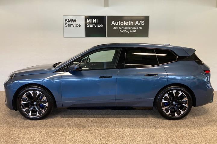 Blå BMW iX fra 2025