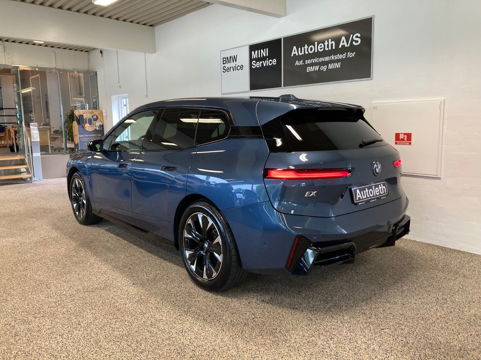 Blå BMW iX fra 2025