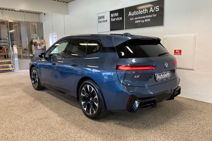Blå BMW iX fra 2025