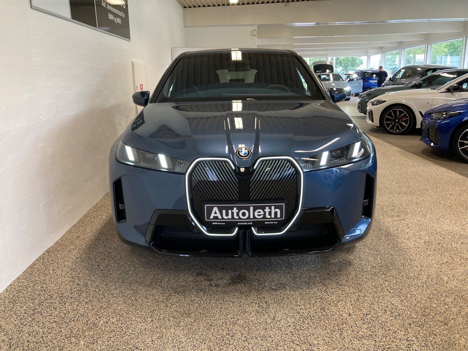 Blå BMW iX fra 2025