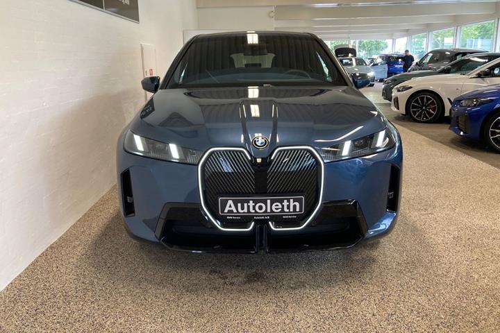 Blå BMW iX fra 2025