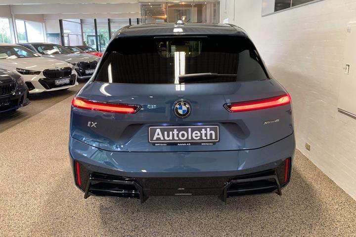 Blå BMW iX fra 2025