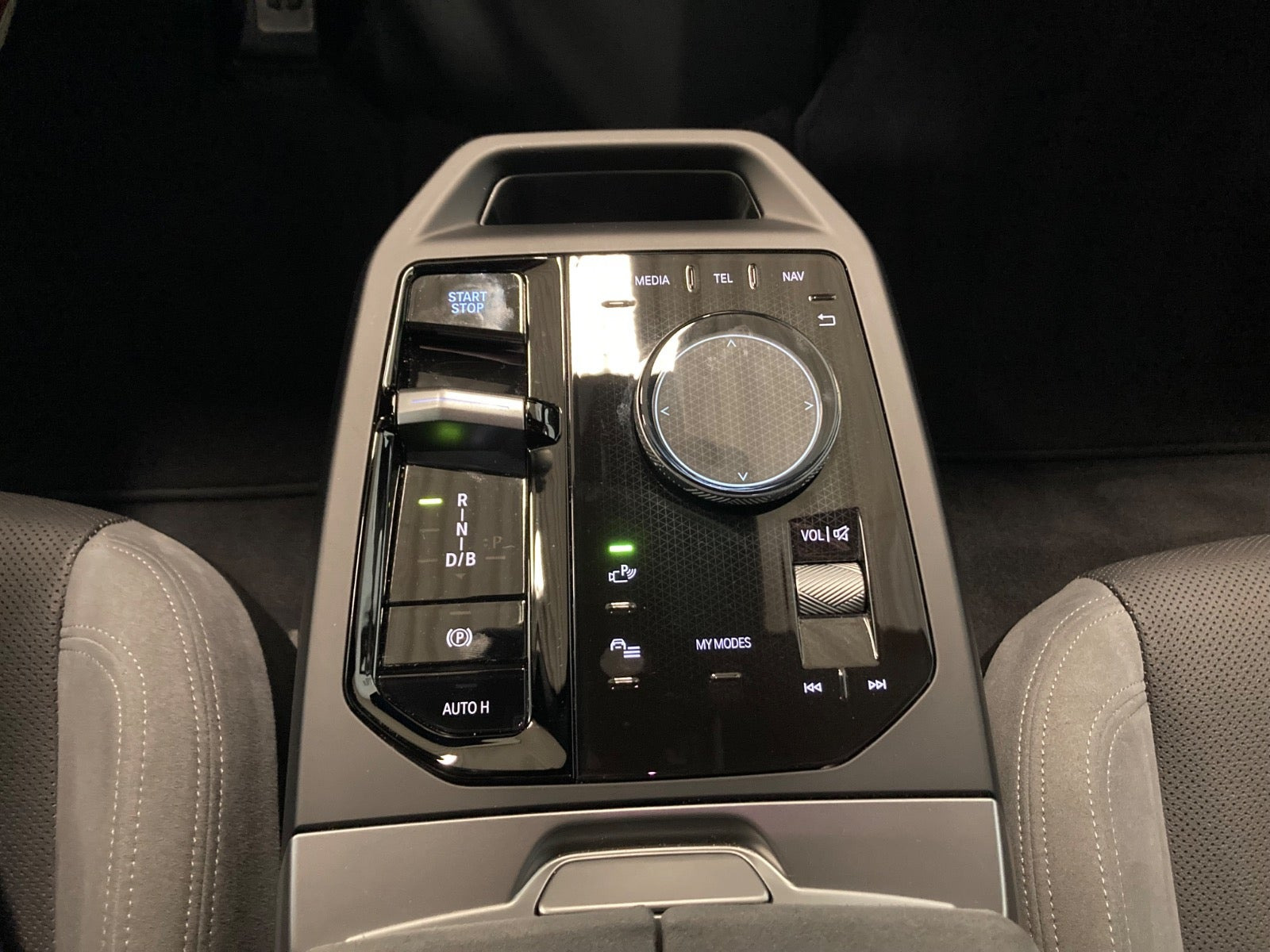 Blå BMW iX fra 2025