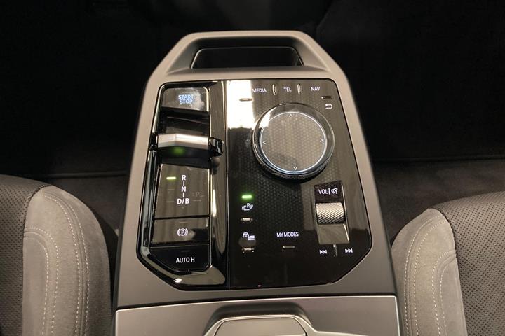 Blå BMW iX fra 2025