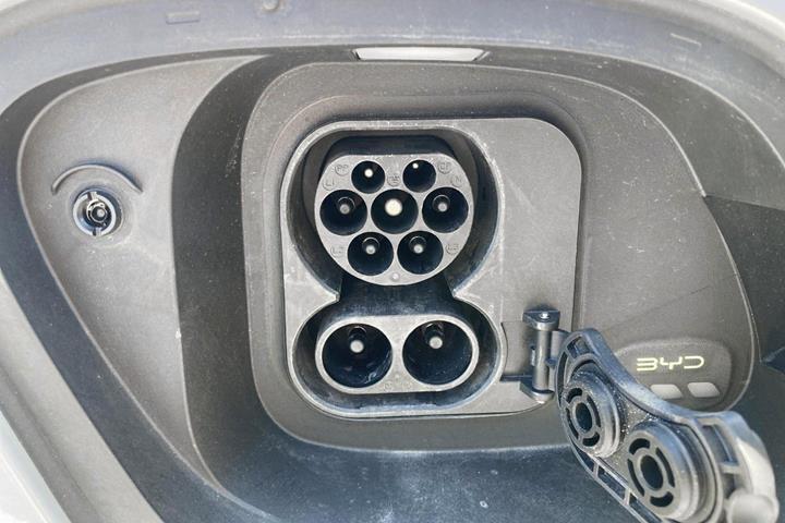 Grå BYD Sealion 7 fra 2024