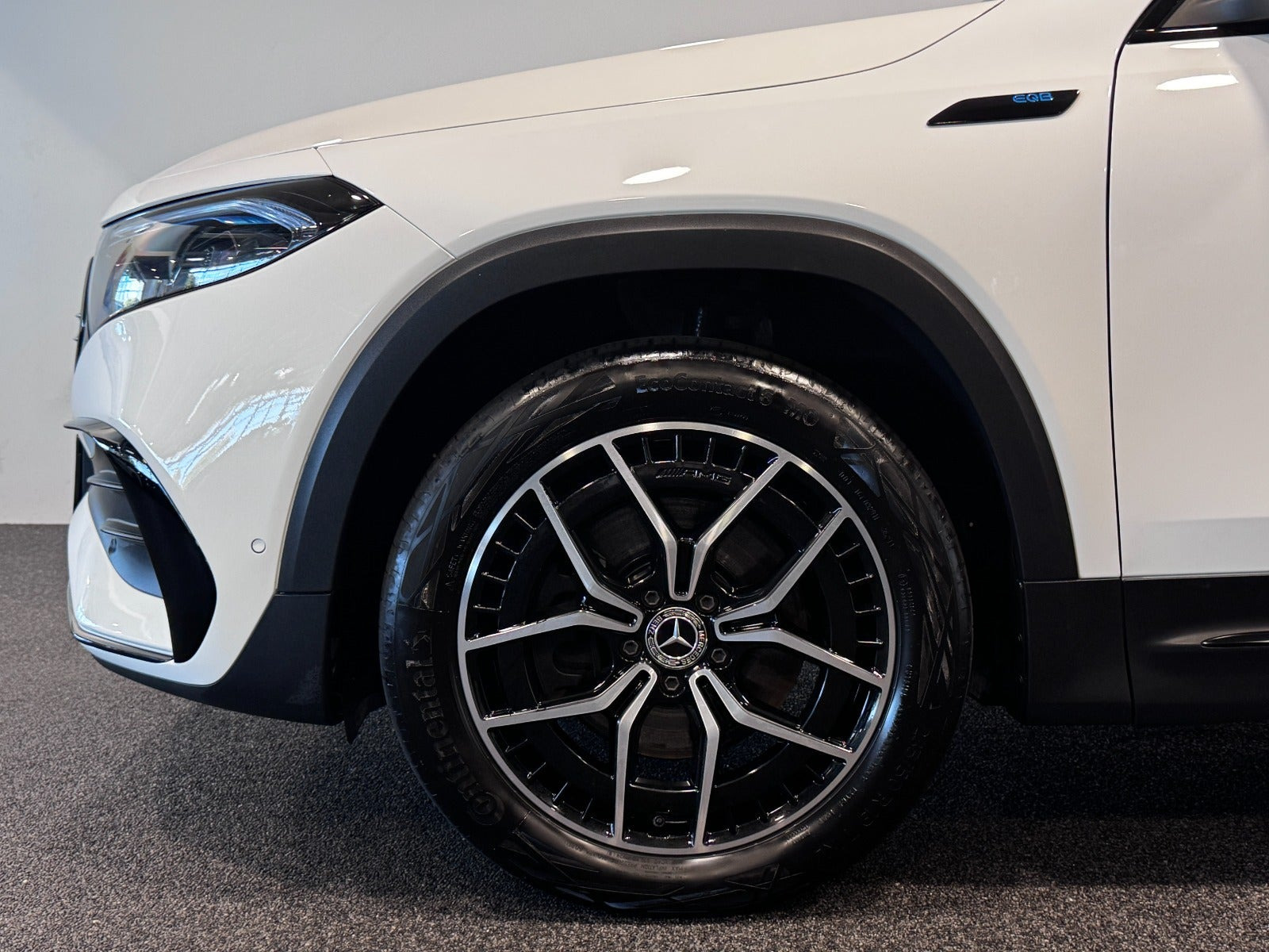 Hvid Mercedes EQB300 fra 2022