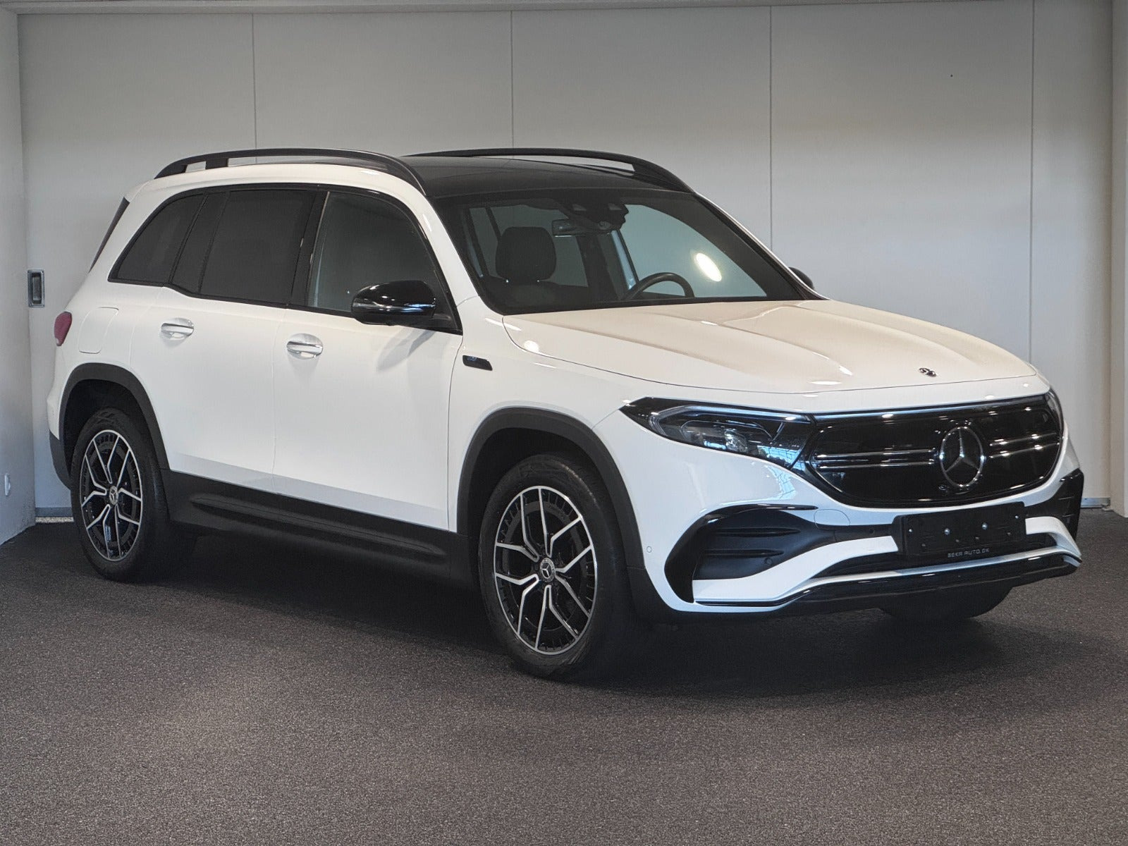 Hvid Mercedes EQB300 fra 2022