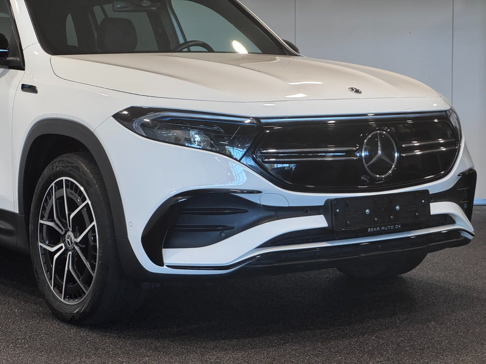 Hvid Mercedes EQB300 fra 2022