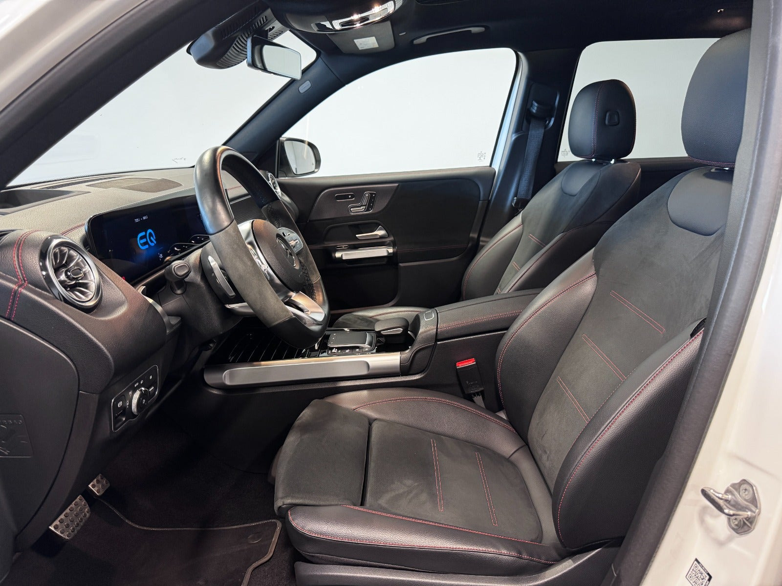 Hvid Mercedes EQB300 fra 2022