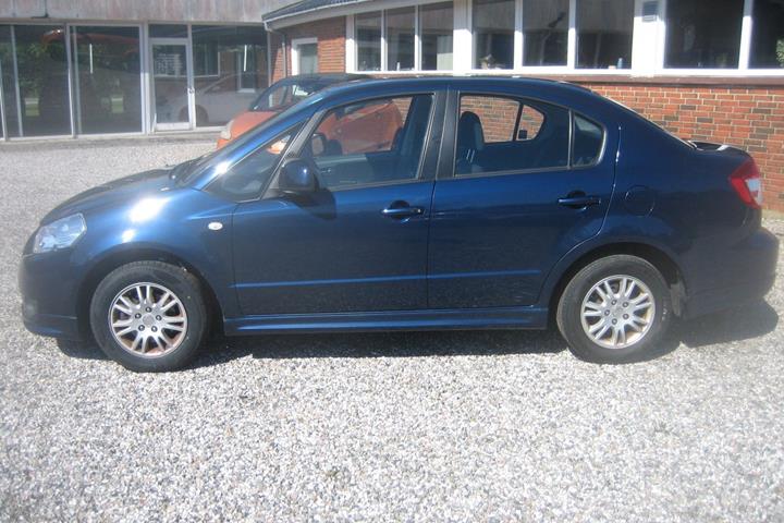 Blå Suzuki SX4 fra 2011