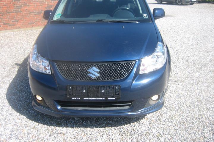 Blå Suzuki SX4 fra 2011