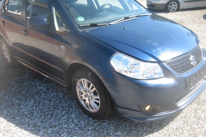Blå Suzuki SX4 fra 2011