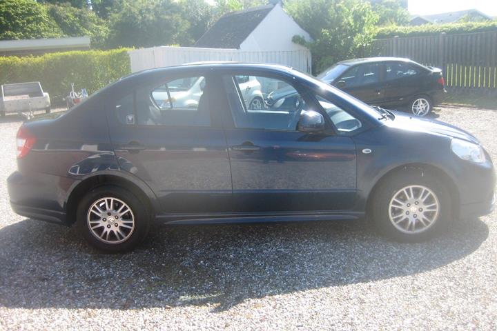 Blå Suzuki SX4 fra 2011
