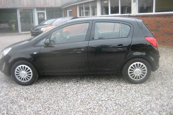 Sort Opel Corsa fra 2012