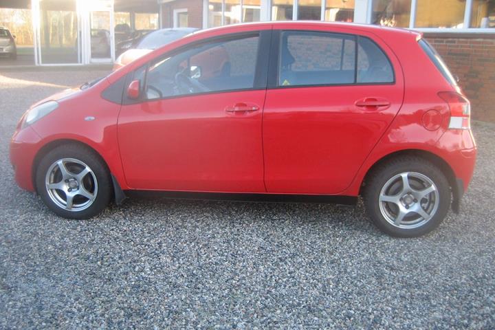 Grå Toyota Yaris fra 2010