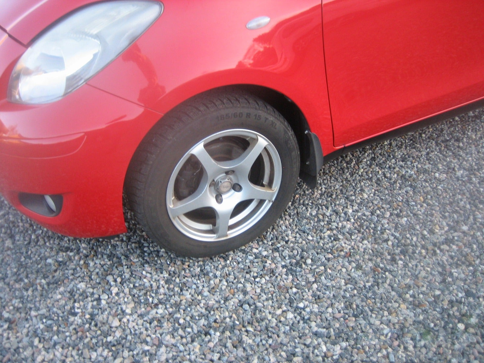 Grå Toyota Yaris fra 2010