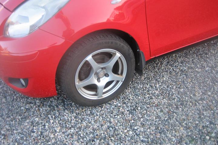 Grå Toyota Yaris fra 2010