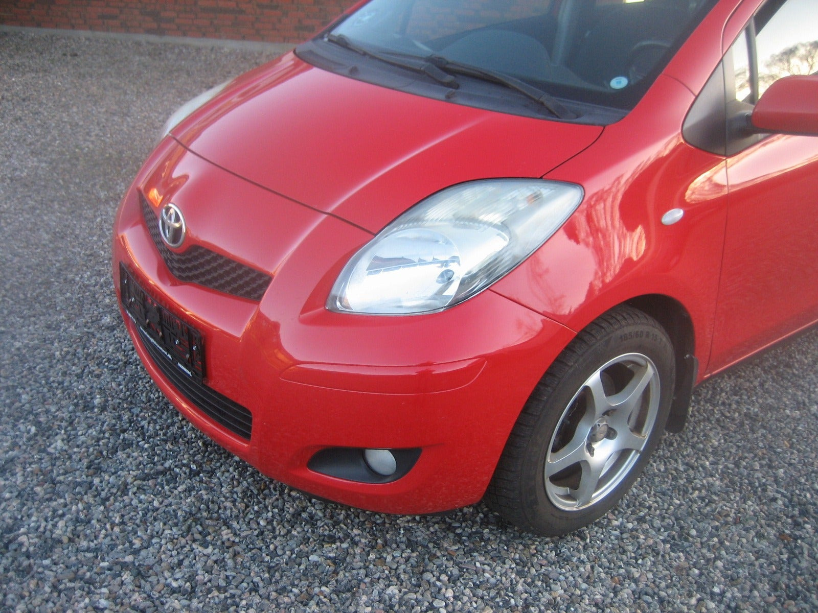 Grå Toyota Yaris fra 2010