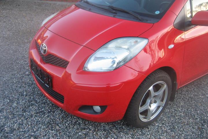 Grå Toyota Yaris fra 2010